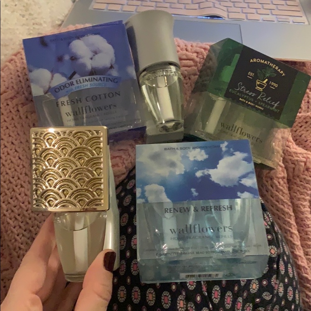 2  bath and body works Wallflowers and 4 refills